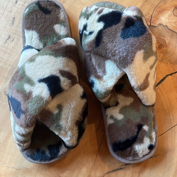 Never worn camouflage size 8 (40-41) slippers (super soft) - Picture 2 of 3